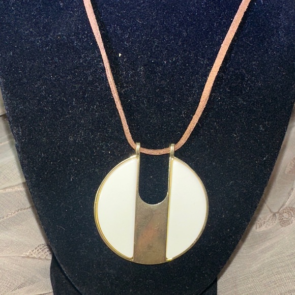 Vintage Gold and White Pendant Necklace - Picture 3 of 4